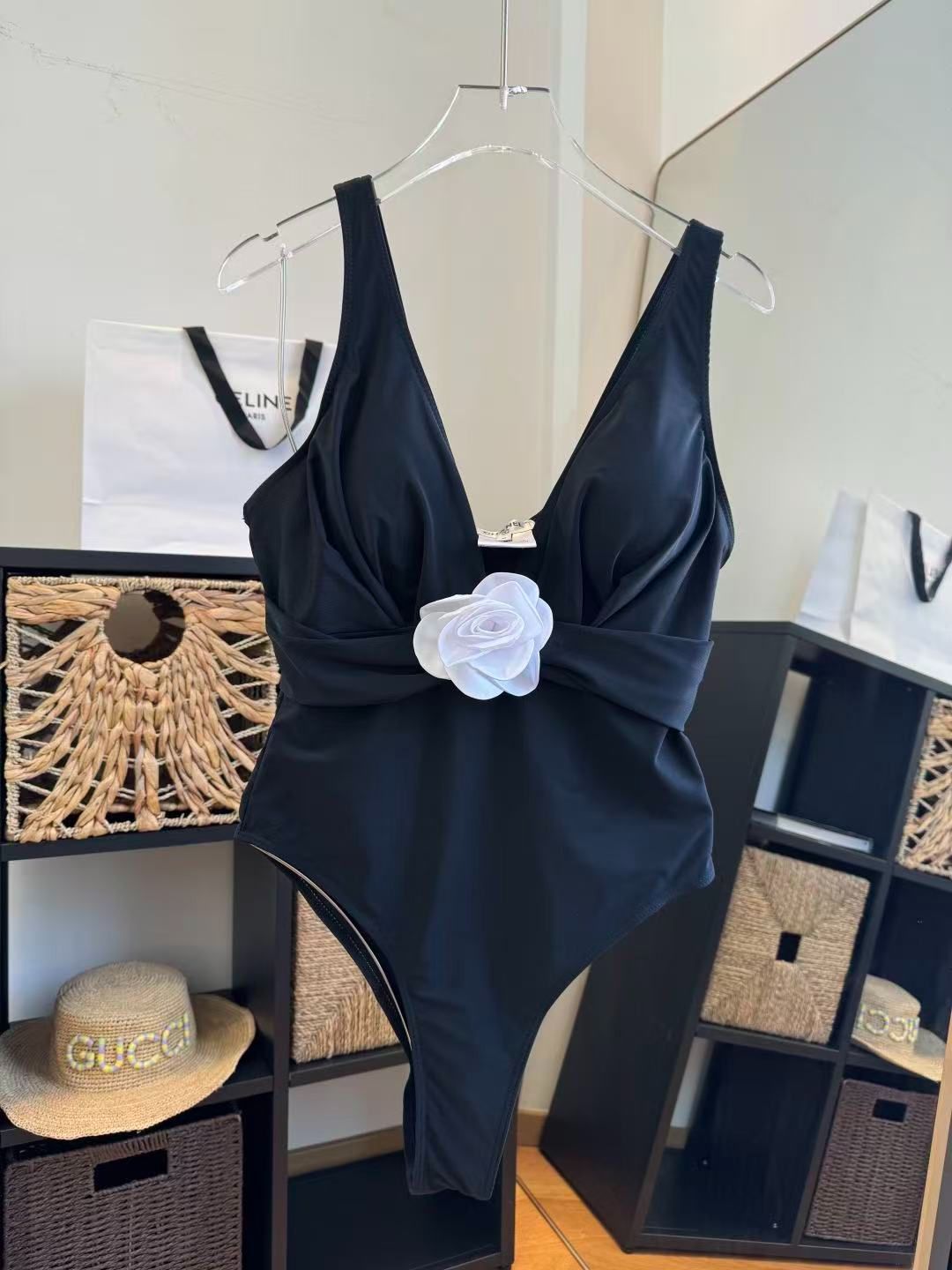 Costume Intero Nero con Dettaglio Camelia Bianca
