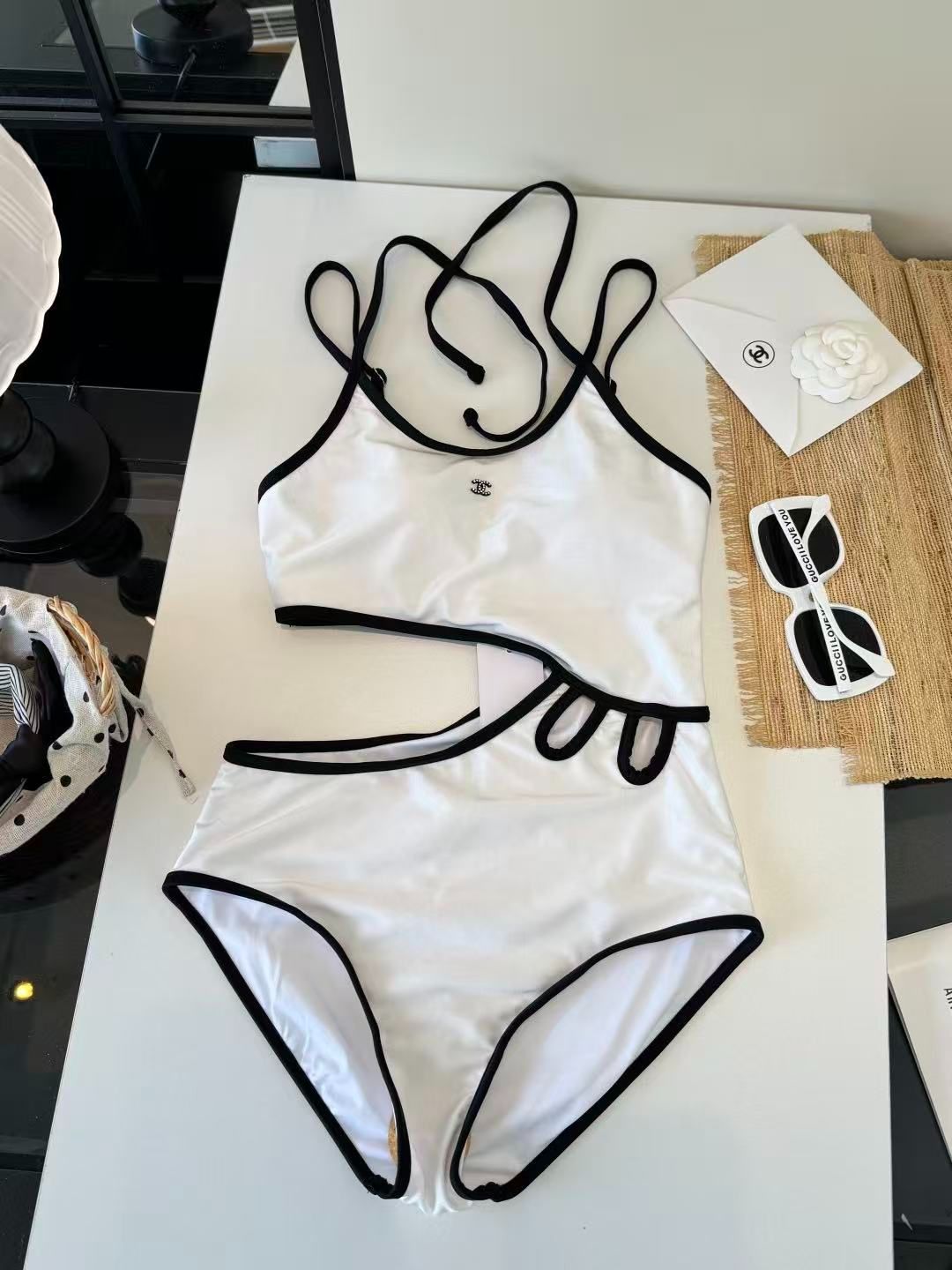 Costume Intero Cut-out Bianco con Profili Neri