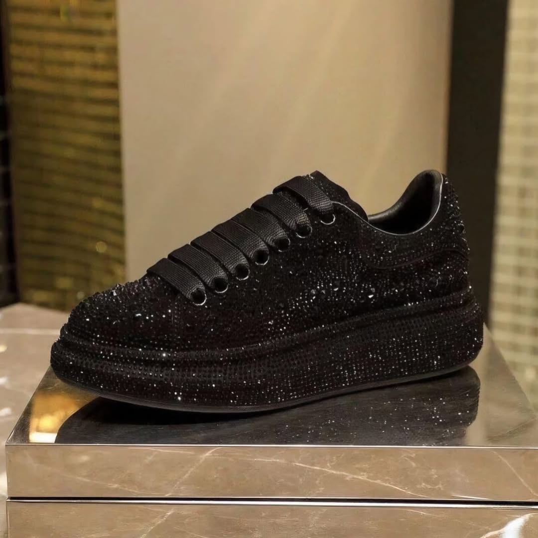 Oversize in nero con strass