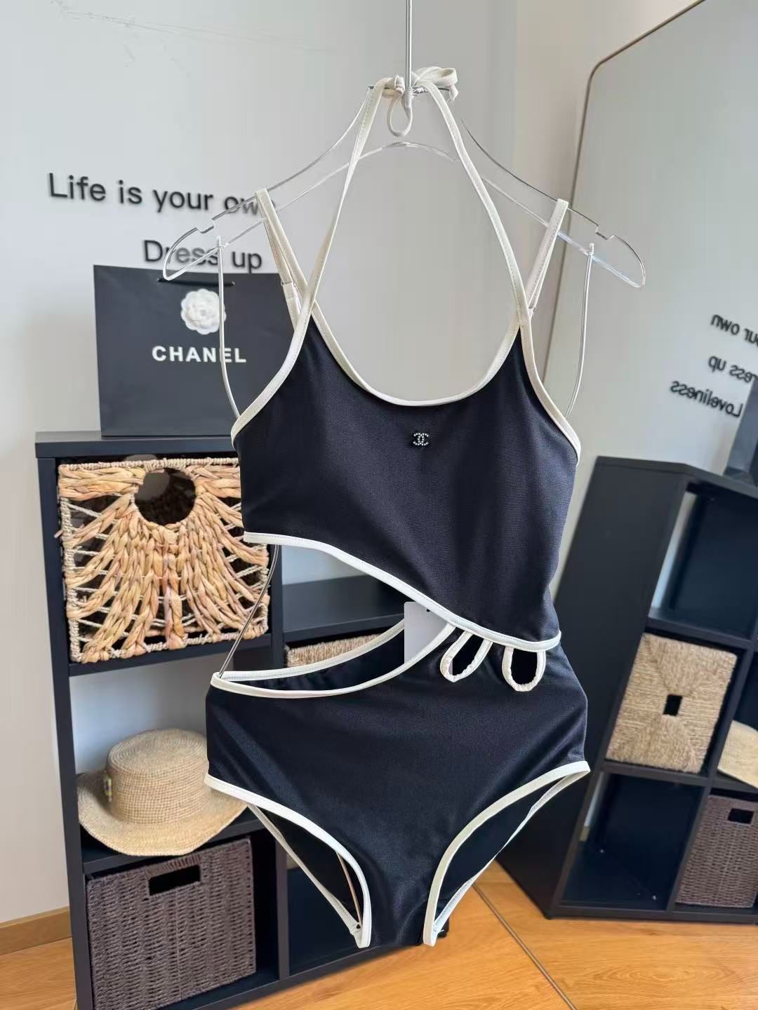 Costume Intero Cut-out Nero con Profili Bianchi