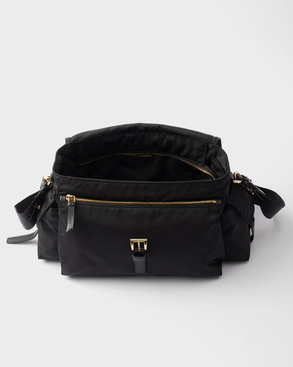 Entdecken Sie die große Tasche aus Re-Nylon mit Klappe