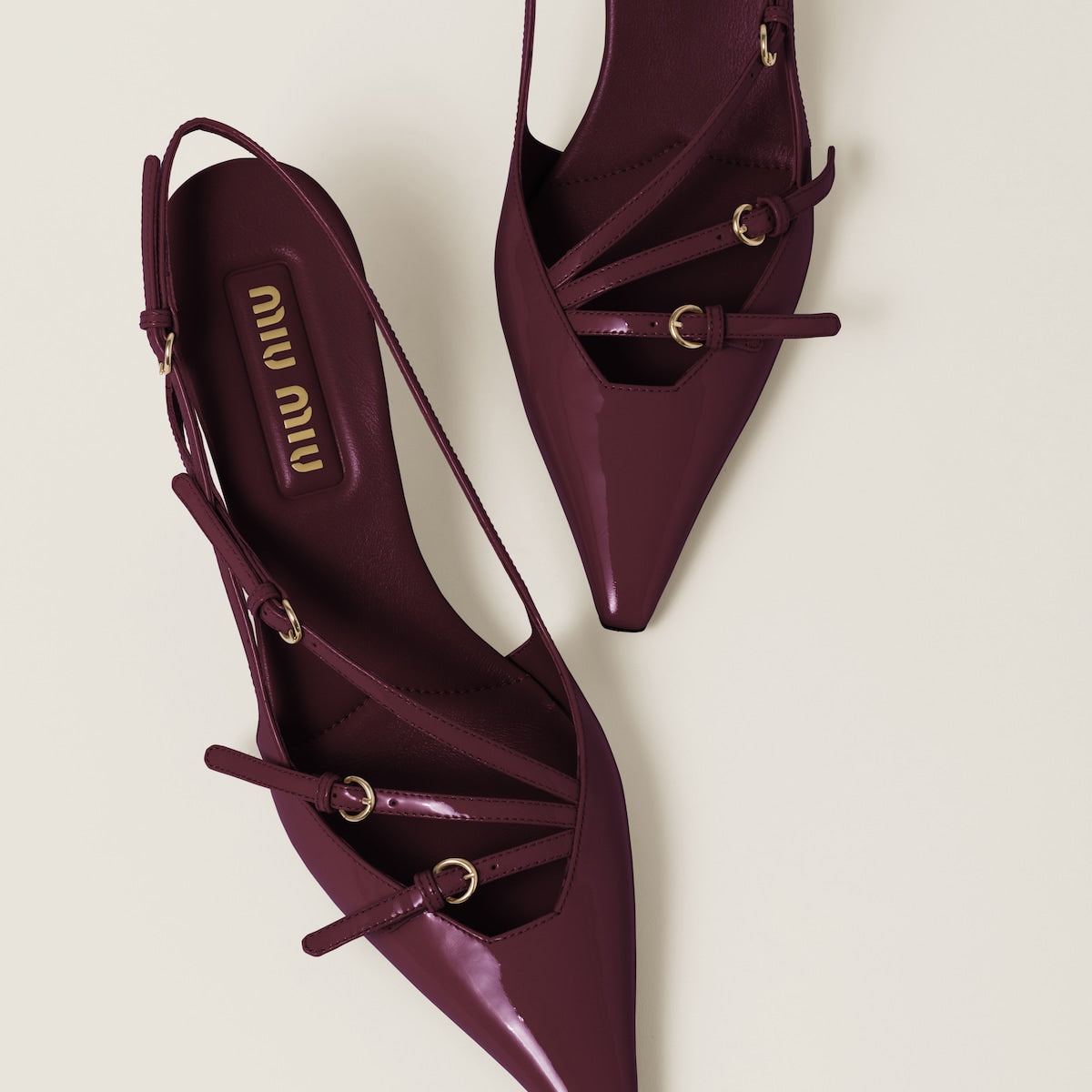 Lackpumps mit Slingback-Riemen und bordeauxroten Schnallen