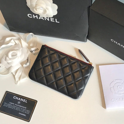Mini pochette con zip in pelle caviar trapuntata nera