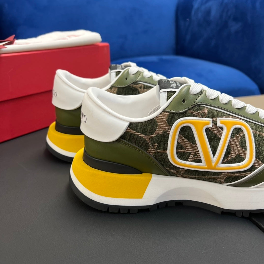 Green Lacerunner with suede trim