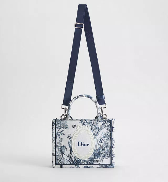 Dior Book Tote Mini-Tasche mit Schulterriemen aus blauem Toile de Jouy Floral Garden Stickerei