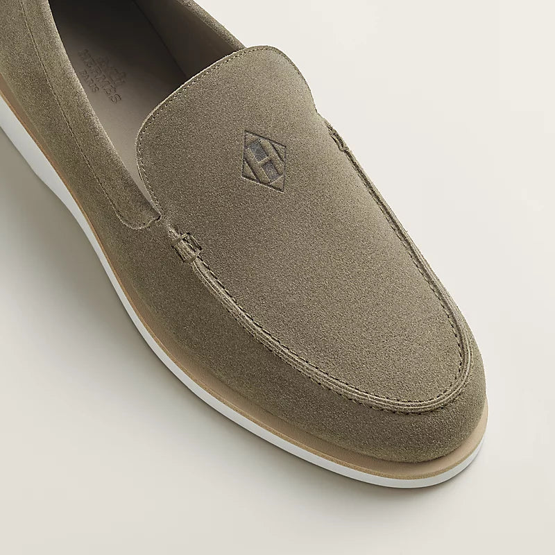 Low étoupe suede loafer