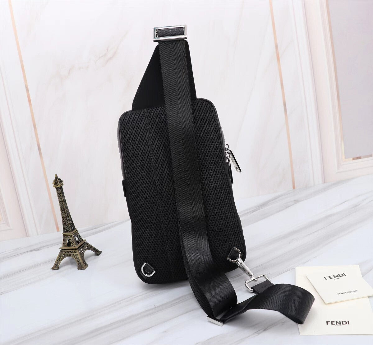 Borsa a tracolla nera e gialla con insetti