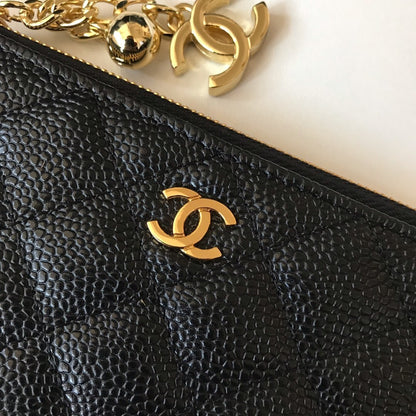 Portamonete in pelle nera trapuntata con logo CC e dettagli metallici dorati