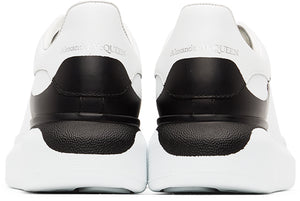Weiße Oversized-Sneaker mit tiefer Fersenkappe