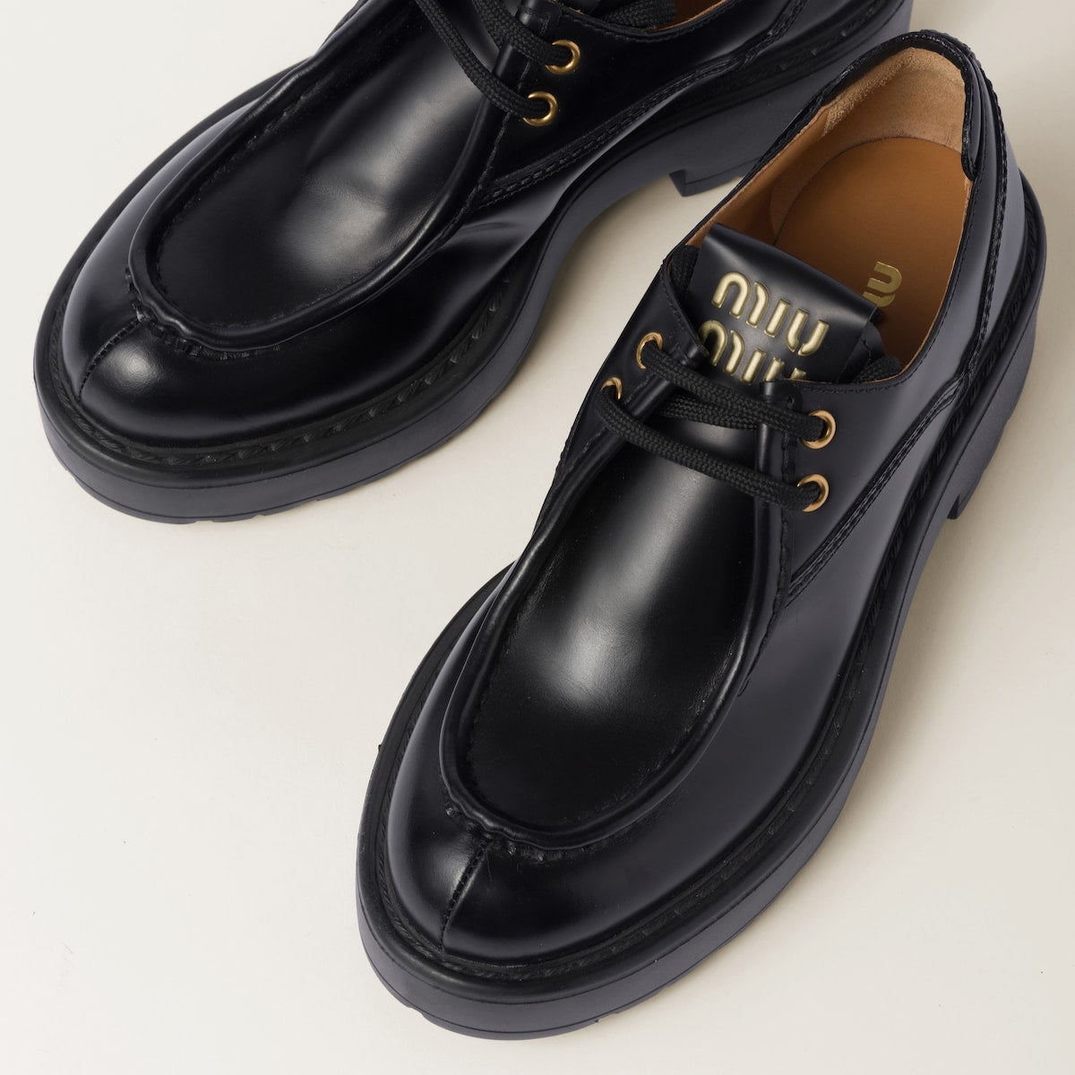Schwarze Schnürschuhe aus Leder