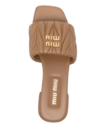10mm beige quilted logo slides