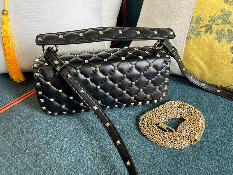 Borsa a tracolla decorata con borchie Rockstud nero