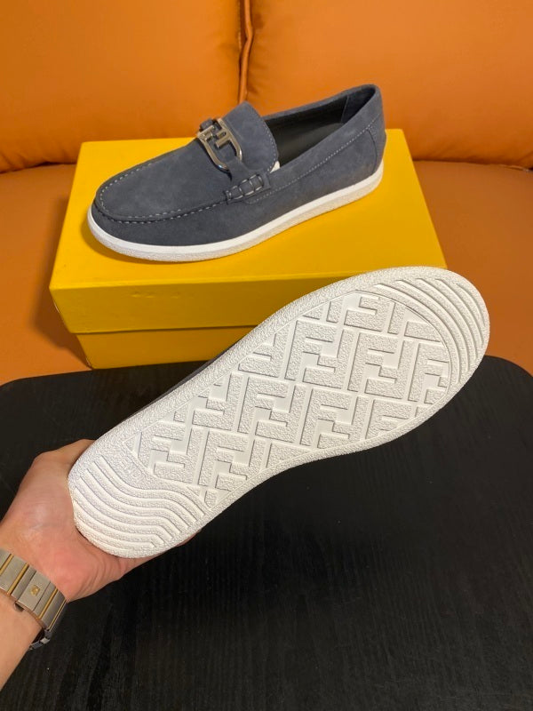Graue Wildleder-Loafer mit Verschluss