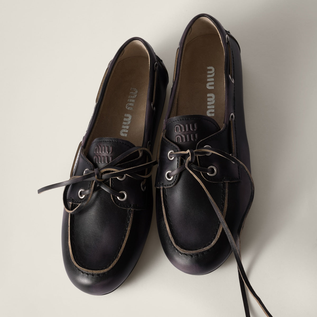 Ungefütterte Bootsschuhe aus schwarzem, gebleichtem Leder