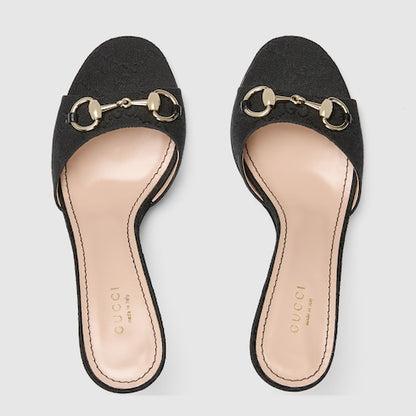 Women's slider sandal with black fabric clamp