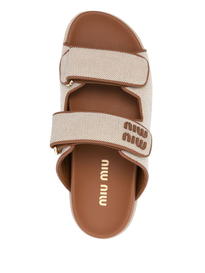 Sandalen mit Logo und Schriftzug in Ecru