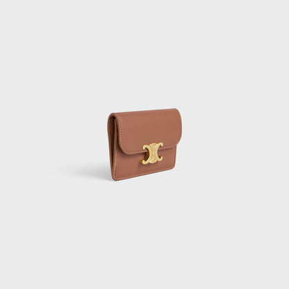 Portacarte con patta Triomphe in pelle di vitello lucida bronzo
