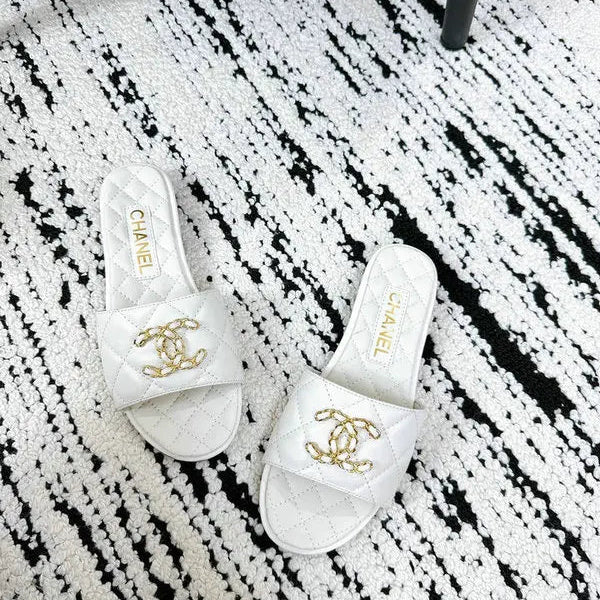 Quilted leather slippers with white intertwined C logo