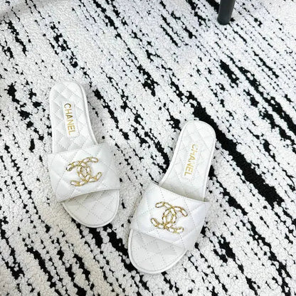 Quilted leather slippers with white intertwined C logo