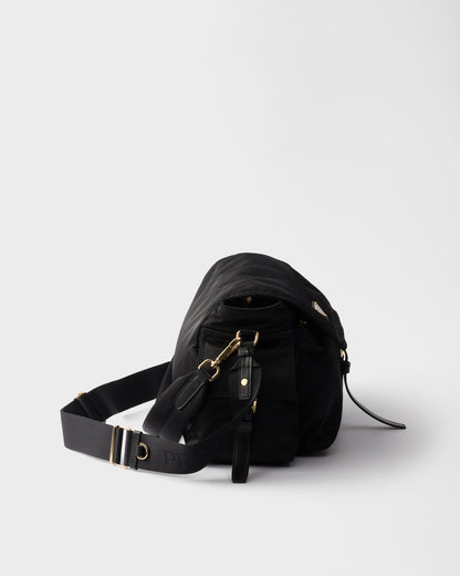 Entdecken Sie die große Tasche aus Re-Nylon mit Klappe