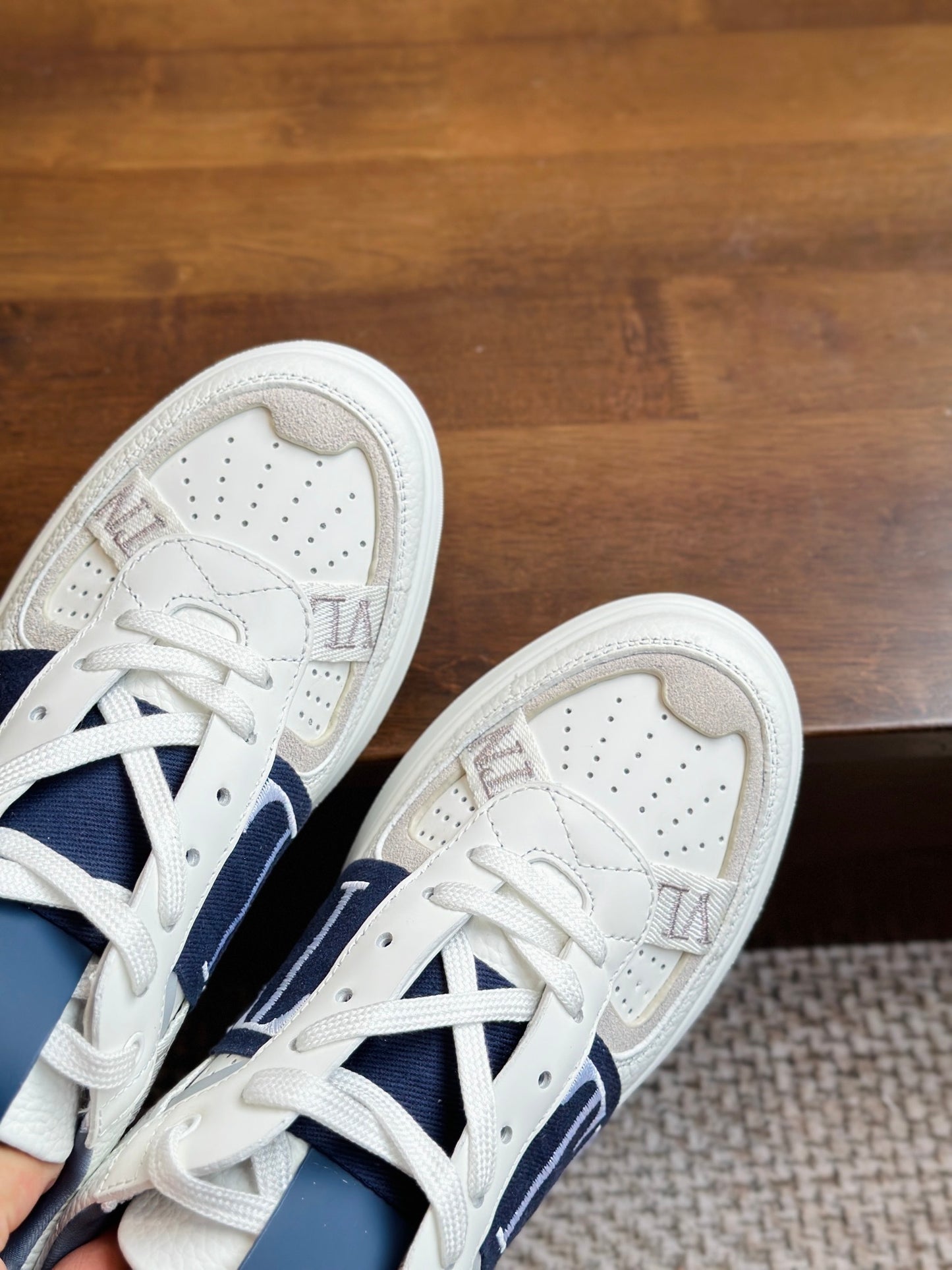 VL7N Sneakers in white/blue leather