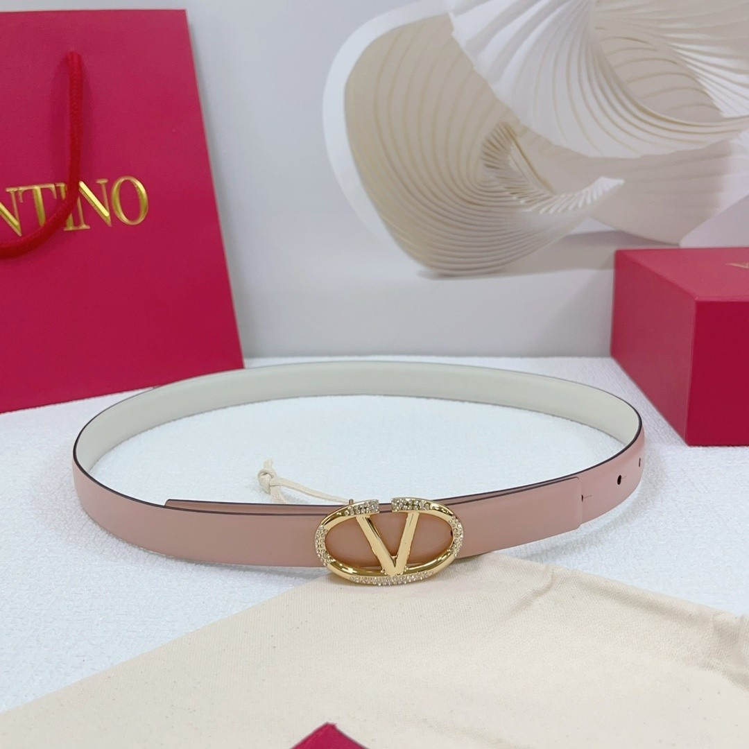 Pink patent leather belt with V logo and crystals