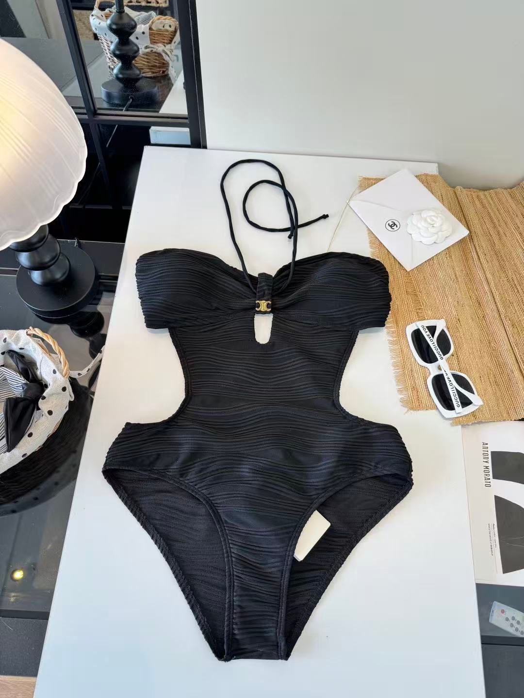 Costume Intero Triomphe Ondulato Nero con Dettagli Oro
