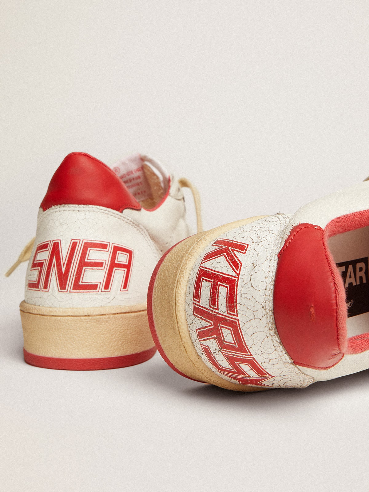 Pelle bianca con stella e talloncino rossi