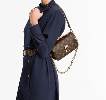 Pochette Métis East West Monogram