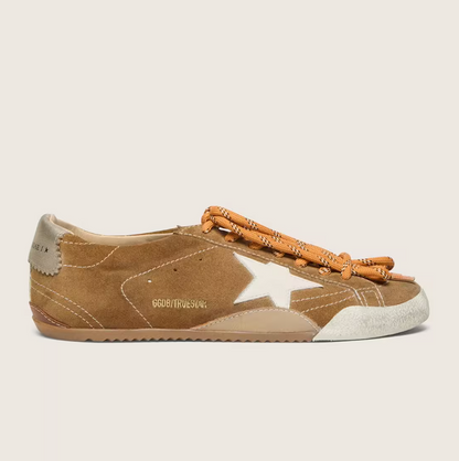 True in suede color tabacco con stella bianca e talloncino platino