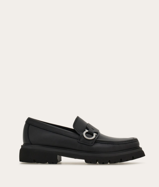 Mocassino con ornamento Gancini in pelle di vitello nero