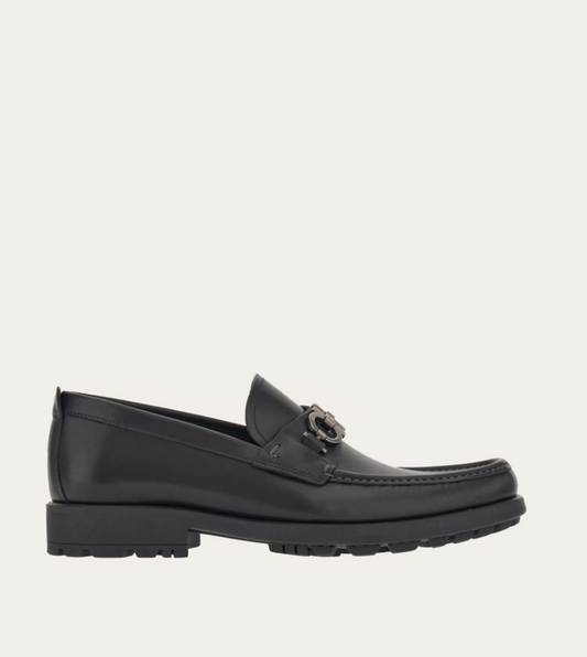 Mocassino con ornamento Gancini in pelle di vitello nero con fibbia argento