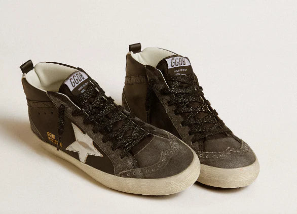 Pelle nera con stella in pelle laminata argento