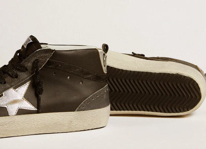 Pelle nera con stella in pelle laminata argento