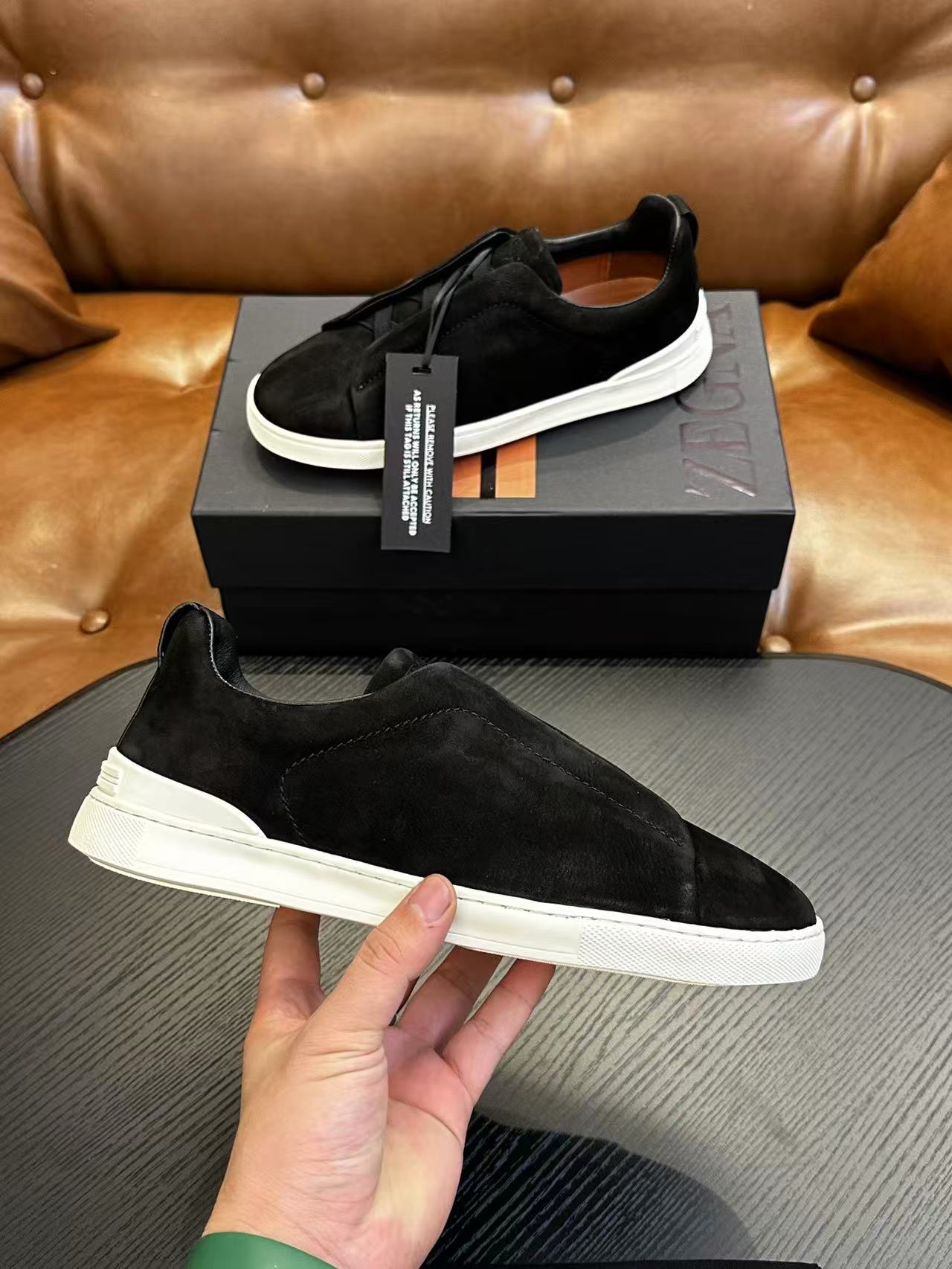 Second Skin Sneakers aus schwarzem Wildleder mit dreifacher Naht